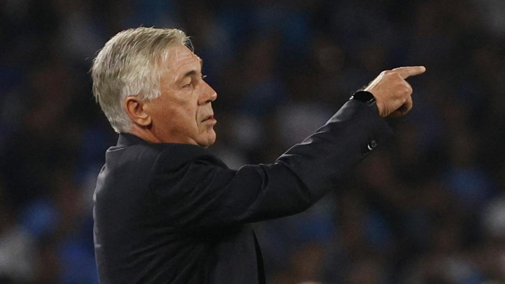 Carlo Ancelotti da instrucciones durante el partido.