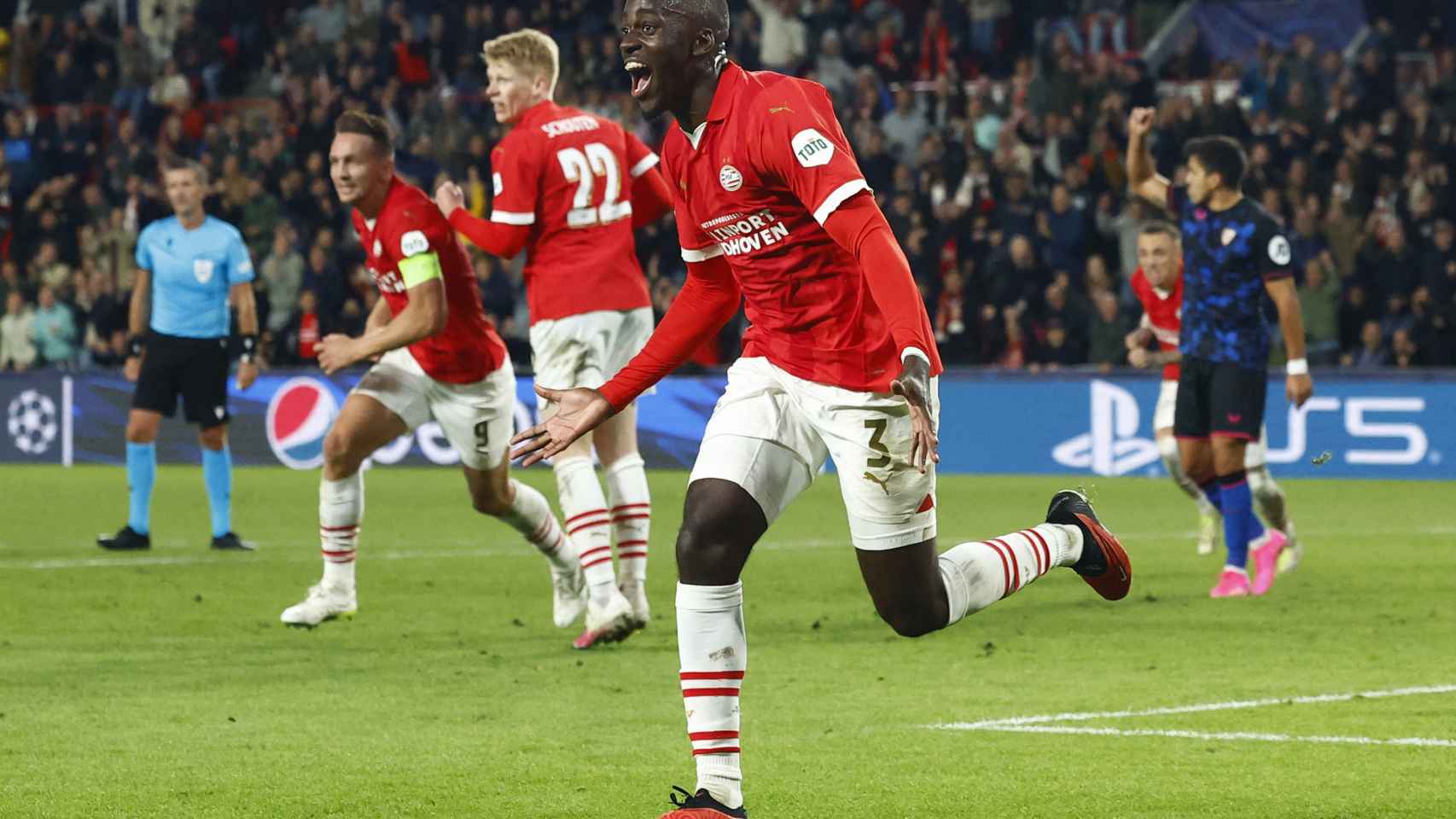 Teze celebra el gol del empate para el PSV ante el Sevilla.