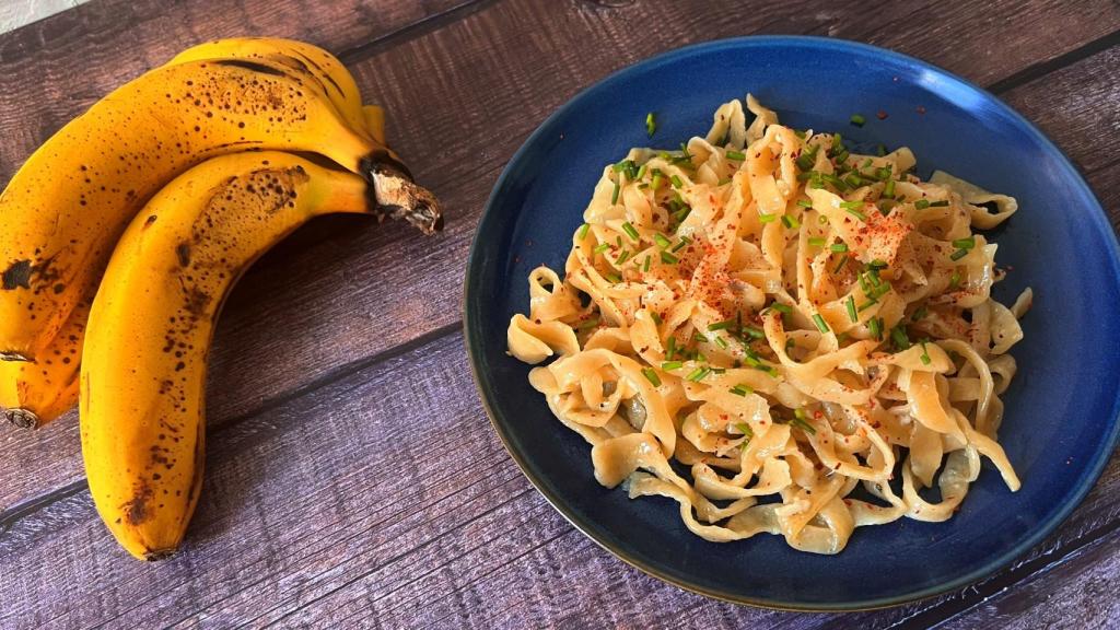 Tallarines de plátano con mantequilla y limón, una receta de pasta fresca sin huevo