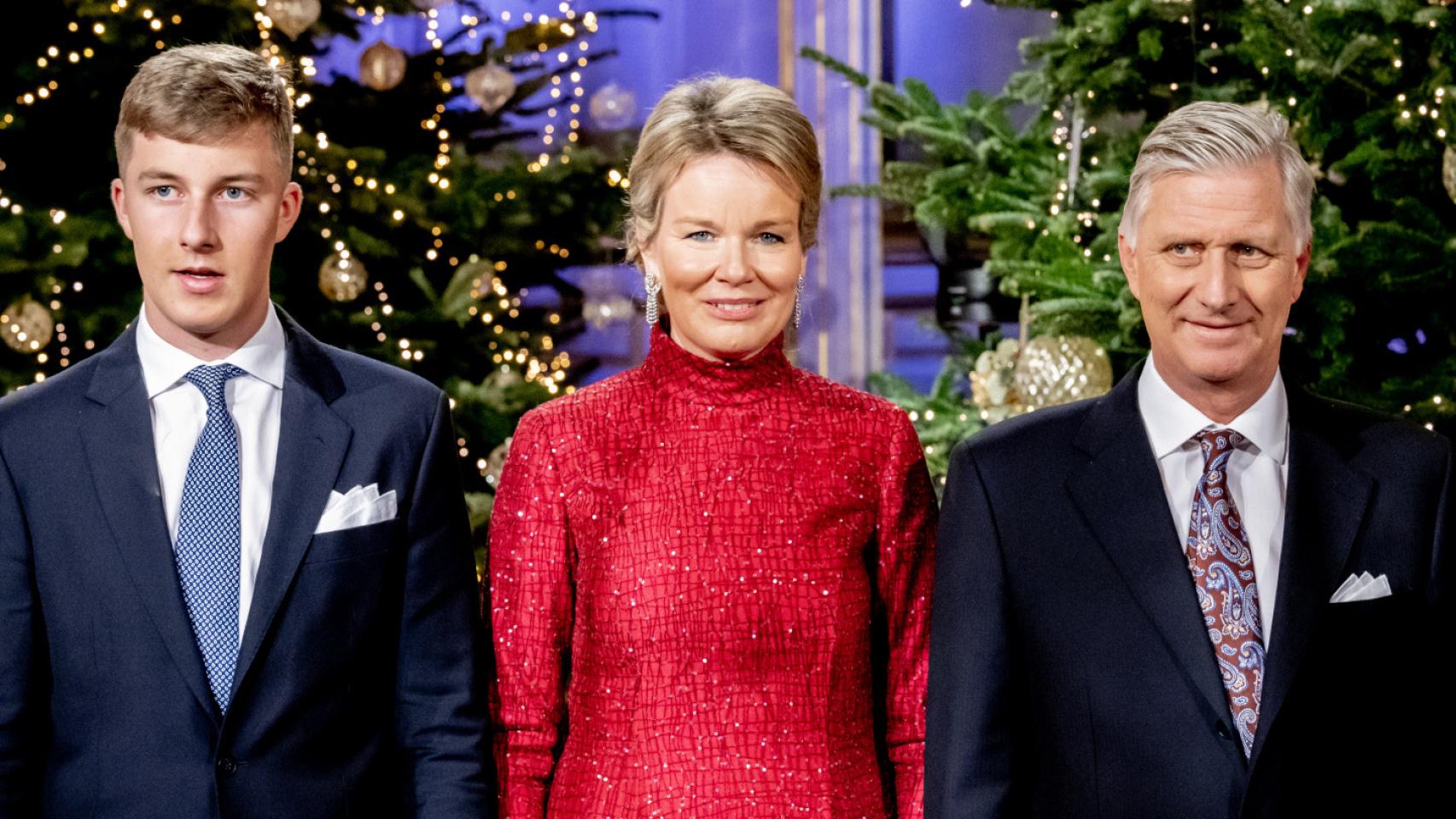 El príncipe Emmanuel de Bélgica junto al rey Felipe y la reina Matilde.