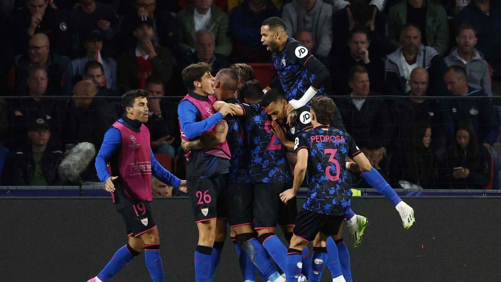 Los jugadores del Sevilla celebran su gol ante el PSV.