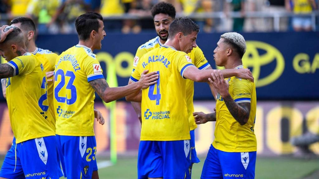 Los jugadores del Cádiz, durante un partido esta temporada.