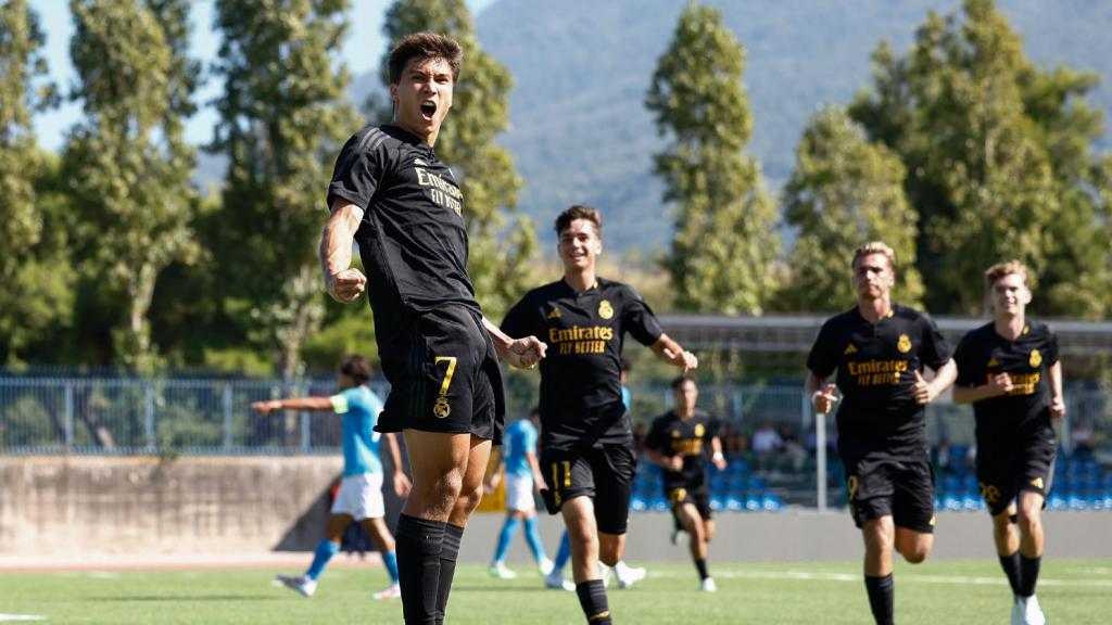 Gonzalo celebra uno de los goles del Real Madrid frente al Nápoles en la Youth League.