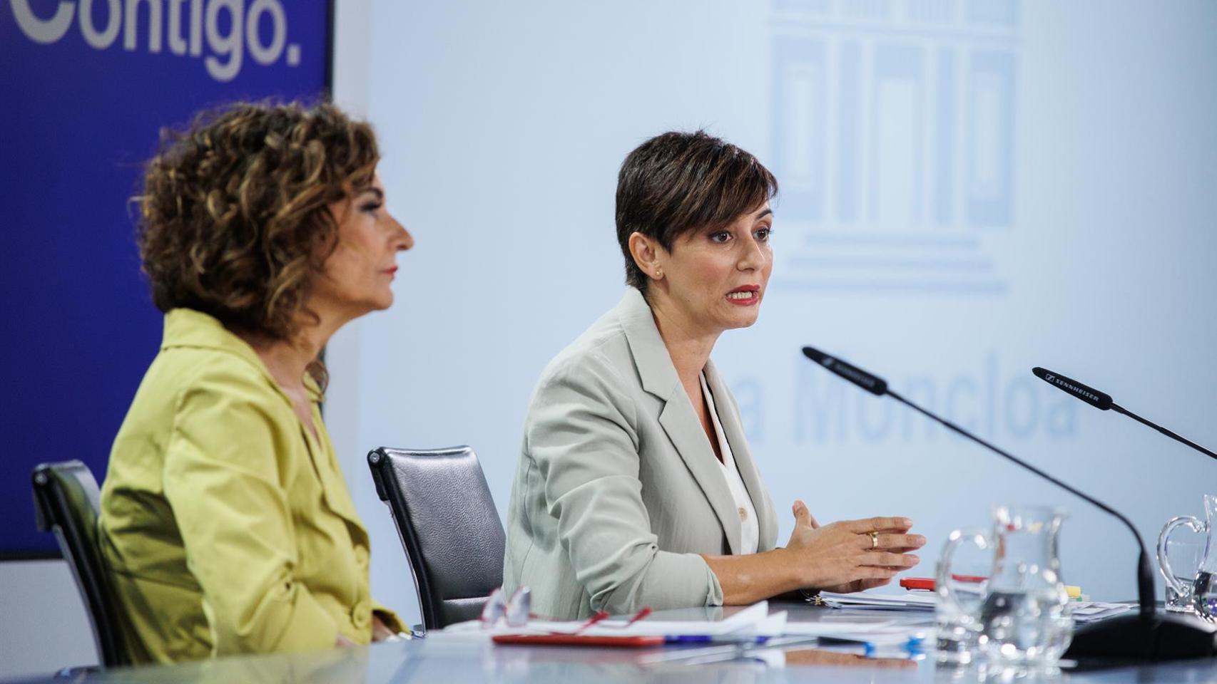 La ministra de Hacienda en funciones, María Jesús Montero, y la ministra portavoz en funciones, Isabel Rodríguez. Foto: Alejandro Martínez Vélez / Europa Press.