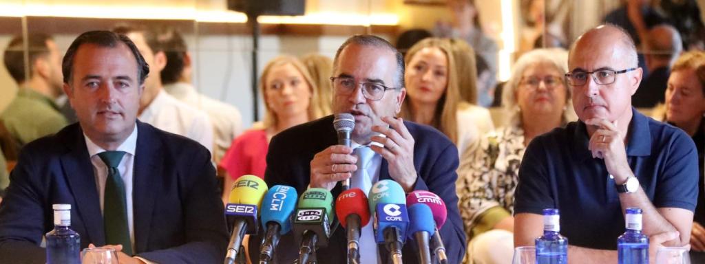 El alcalde de Talavera, José Julián Gregorio, este martes en rueda de prensa con el primer teniente de alcalde, David Moreno, y el portavoz municipal, Jesús García Barroso