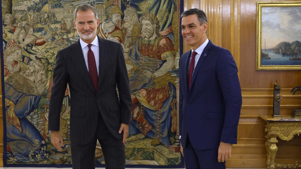 El rey Felipe VI y el presidente del Gobierno en funciones, Pedro Sánchez, este martes en el Palacio de la Zarzuela.