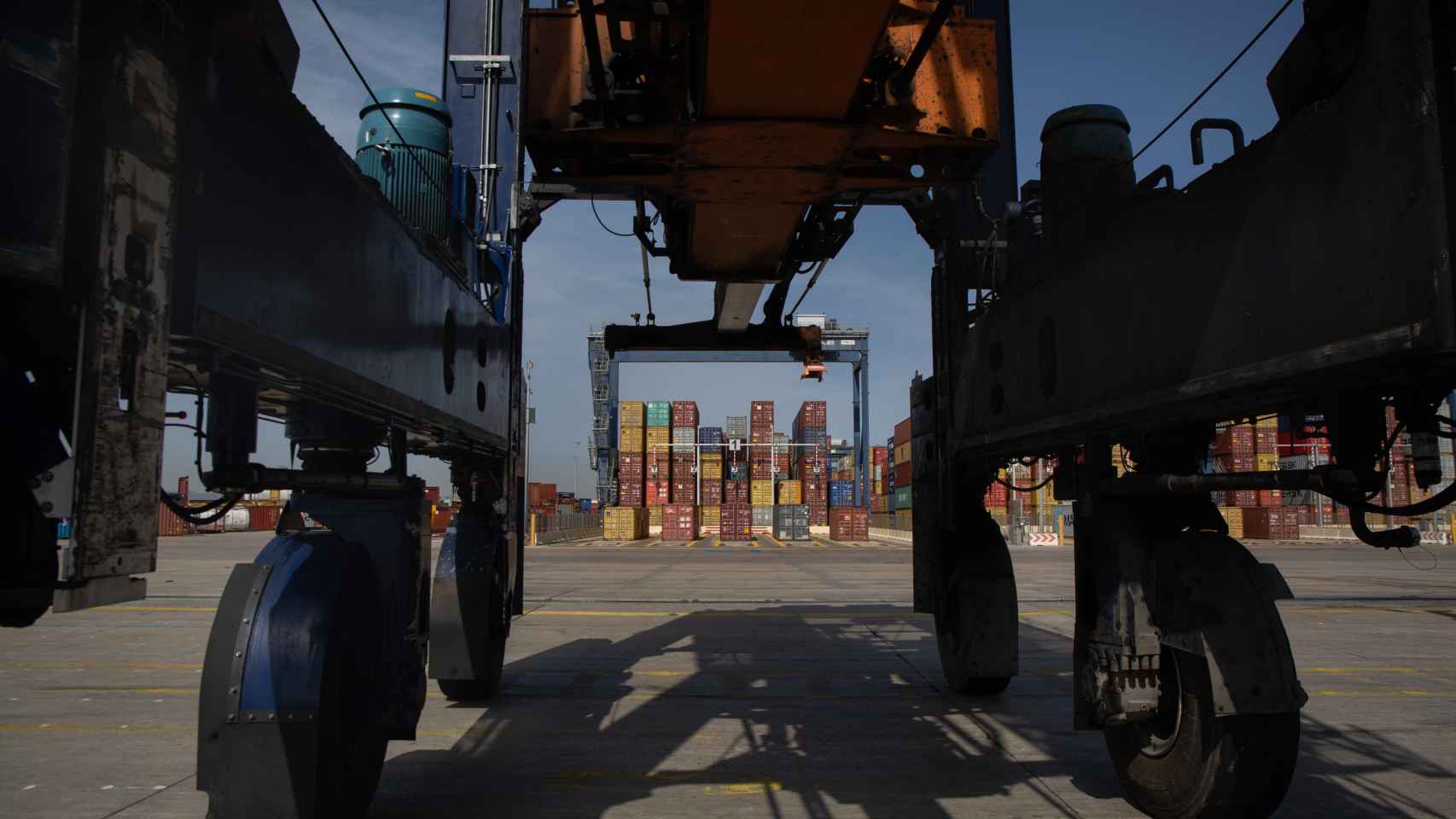Una máquina para transportar los contenedores de mercancías en el muelle de descarga del Puerto de Barcelona.