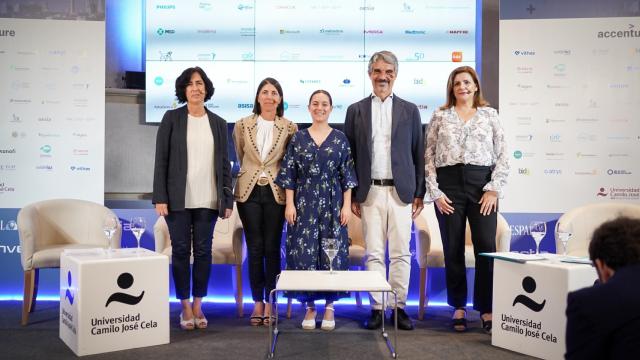 De izquierda a derecha; María José Sánchez, presidenta de la Asociación Española de Laboratorios de Medicamentos Huérfanos y Ultrahuérfanos (AELMHU); Núria Sabaté, managing director responsable de la Industria Farmacéutica de Accenture en España, Portugal e Israel;