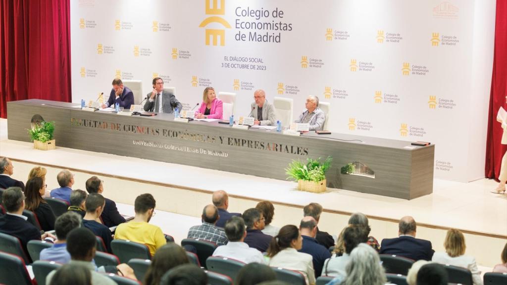 I-D) El presidente de Cepyme, Gerardo Cuerva; el presidente de la CEOE, Antonio Garamendi; la doctora en Ciencias Económicas y Empresariales por la Universidad Nacional de Educación a distancia, Amelia Pérez; el secretario general de CCOO, Unai Sordo, y el secretario general de UGT, Pepe Álvarez.