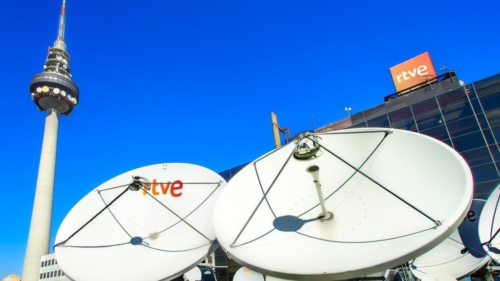 Antenas satelitales en el Pirulí de RTVE.