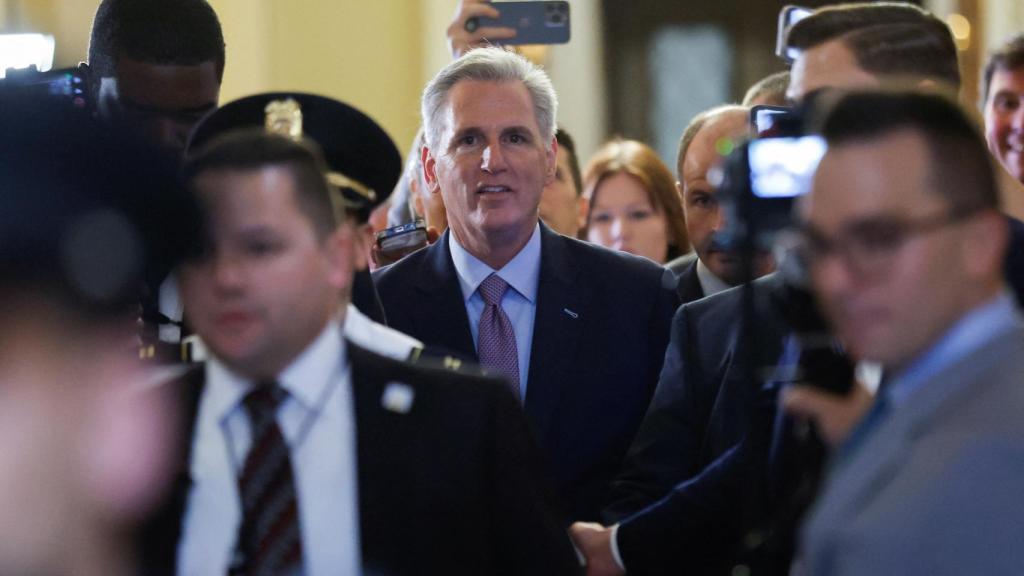 El presidente de la Cámara de Representantes de Estados Unidos, Kevin McCarthy , camina entre una multitud de periodistas en el Capitolio de Washington.