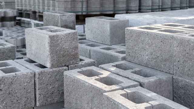 Unos bloques de cemento.