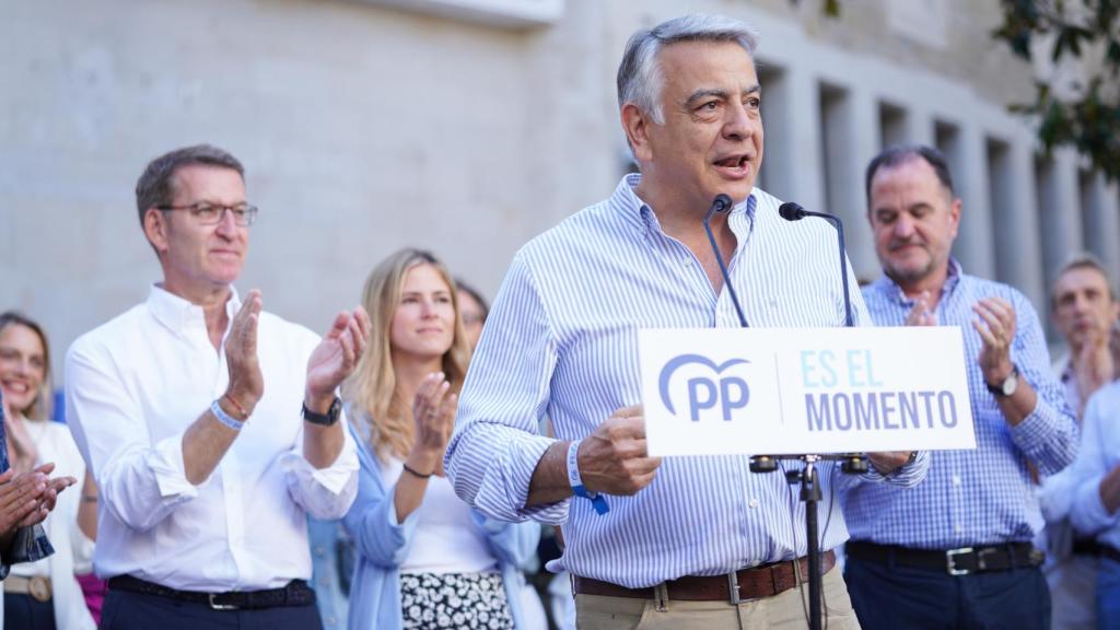 Javier de Andrés, diputado nacional y próximo líder del PP en el País Vasco, en un mitin del PP junto a Alberto Núñez Feijóo, Beatriz Fanjul y Carlos Iturgaiz en Vitoria (Álava), el pasado 15 de julio.