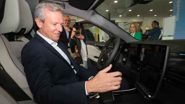 Alfonso Rueda durante su visita a un concesionario de coches en Nigrán, Pontevedra.