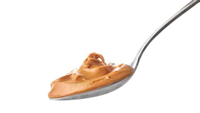 Imagen de una cuchara con mantequilla de cacahuete.