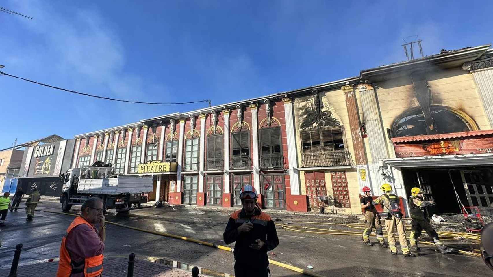 Los bomberos refrescando las fachadas de las discotecas Golden (1i) Teatre (c) y Fonda Milagros (1d)..
