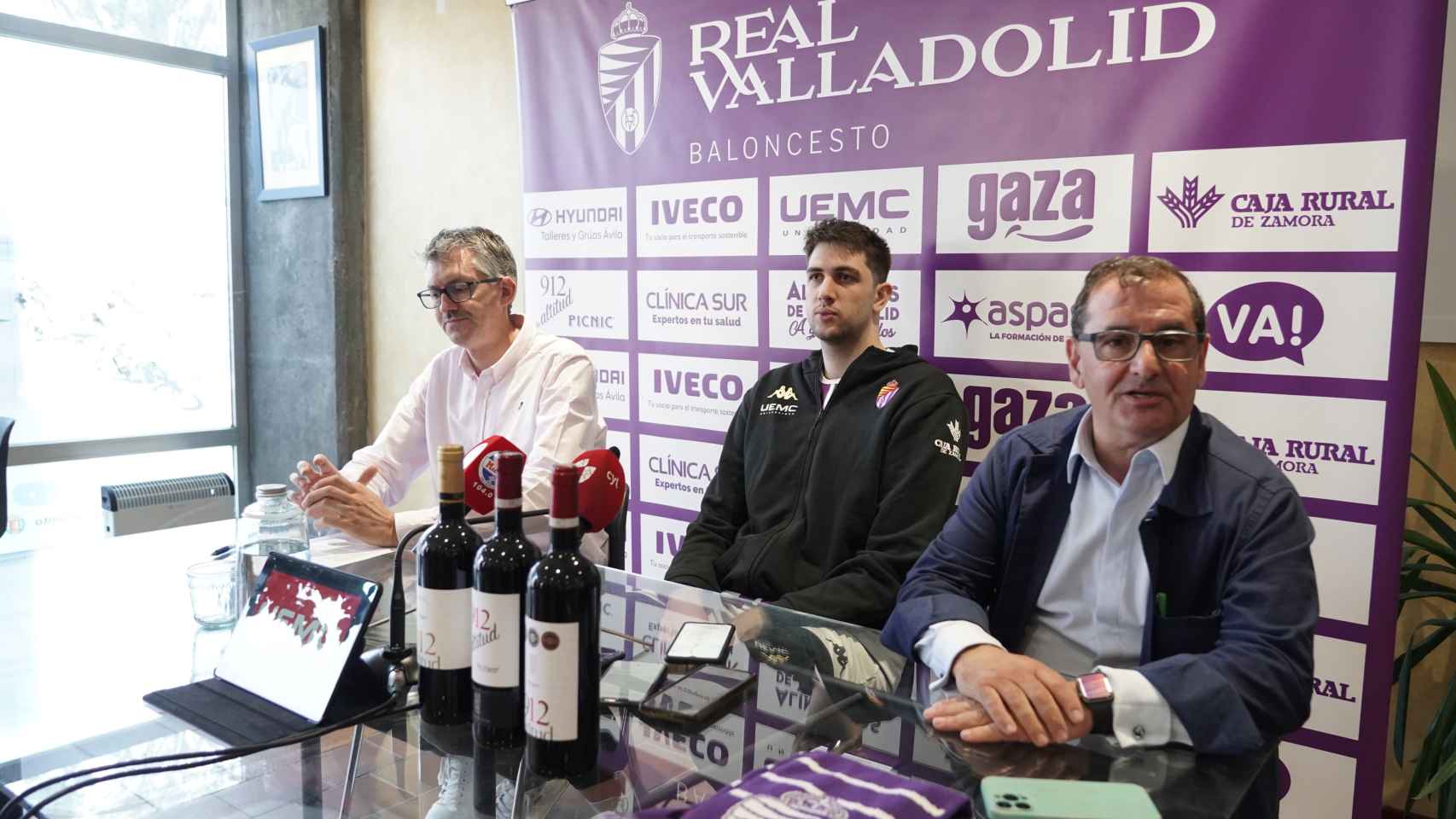 Renovación del convenio entre Caja Rural de Zamora y el UEMC Real Valladolid Baloncesto, con la presencia del nuevo jugador Jaime Fernández