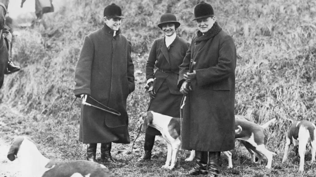 Coco Chanel con Winston Churchill y su hijo Randolph cerca de Dieppe en 1928.
