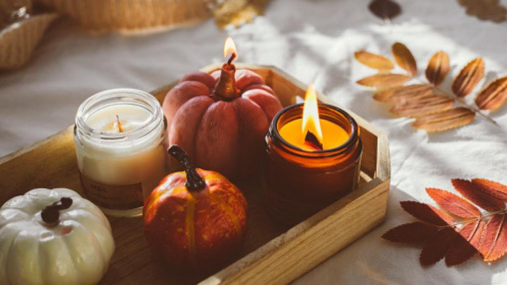 Calabazas y velas ofrecen una decoración otoñal perfecta