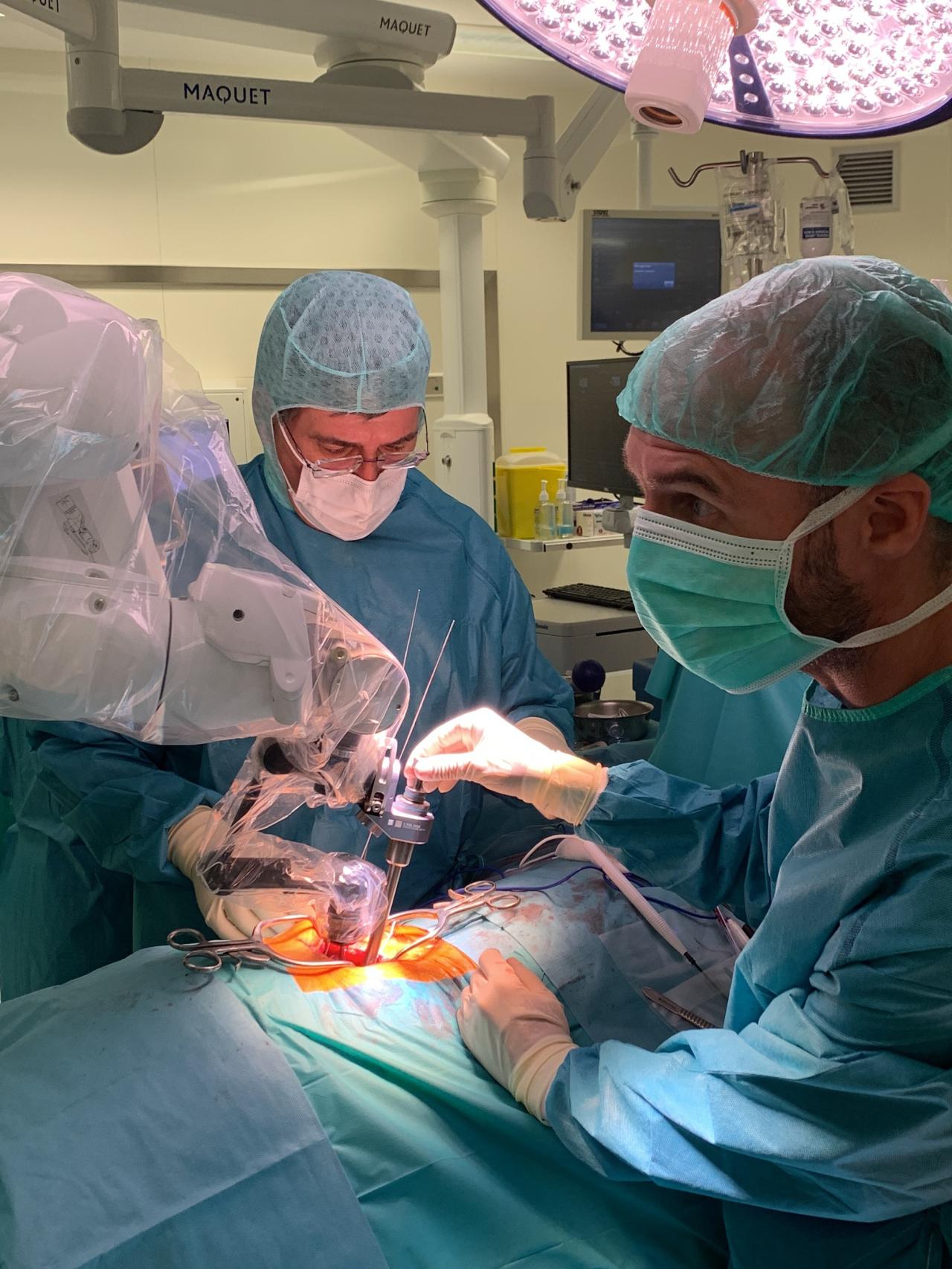 El equipo del Dr. Iñigo Pomposo, jefe de servicio de Neurocirugía del Hospital Universitario de Cruces (Bilbao), durante el ensayo clínico con el robot Alaya.