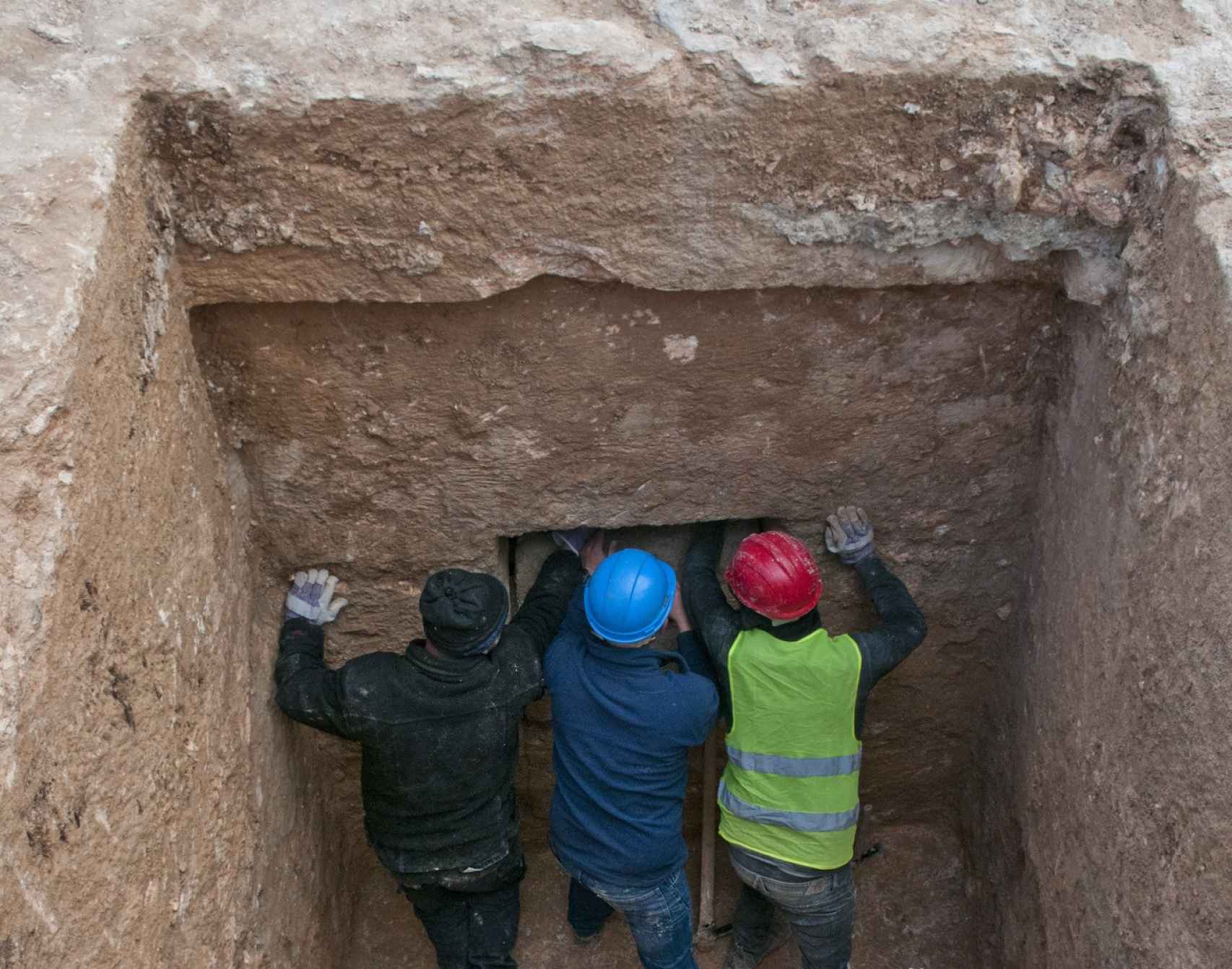 Arqueólogos junto a la tumba