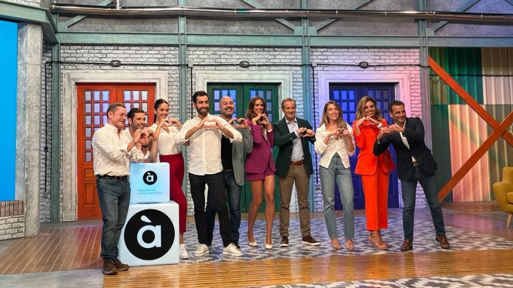 Presentadores y actores de 'L'Alqueria Blanca' en la presentación de la nueva campaña de la TV Valenciana. EE