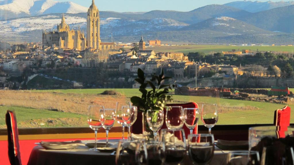 Vistas de la catedral de Segovia desde el Restaurante La Postal