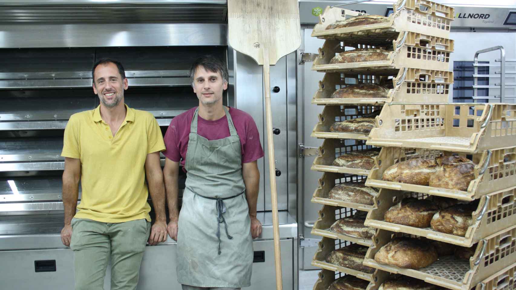 Los hermanos Alberto y Guido Miragoli junto uno de los hornos del nuevo obrador Cientotreinta°.