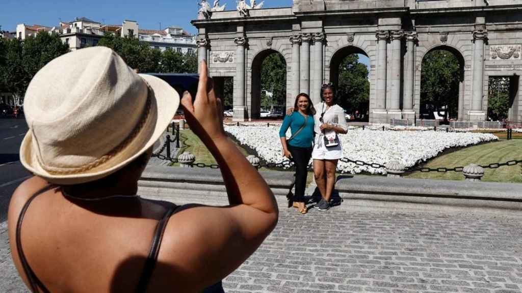 Imagen de varios turistas en Madrid.