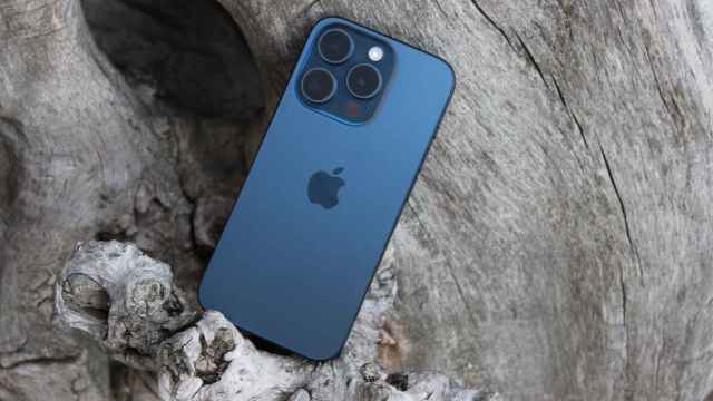 iPhone 15 Pro Max en titanio azul.