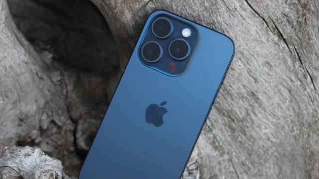 iPhone 15 Pro Max en titanio azul.