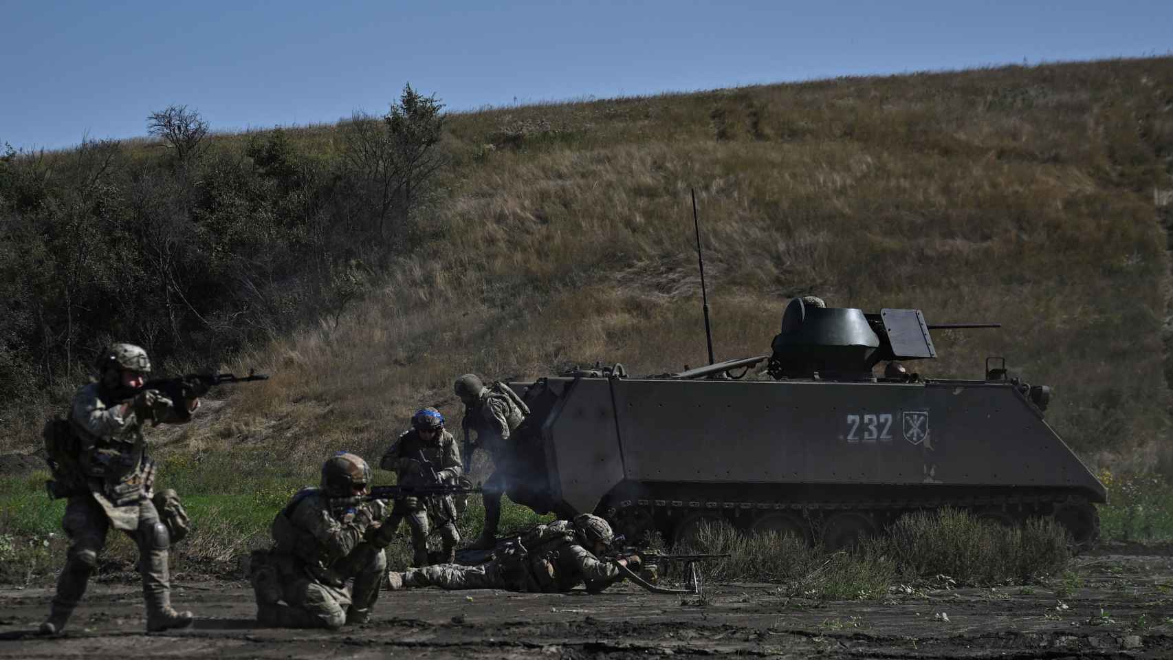 Miembros del servicio ucraniano asisten a ejercicios militares cerca de Bakhmut.
