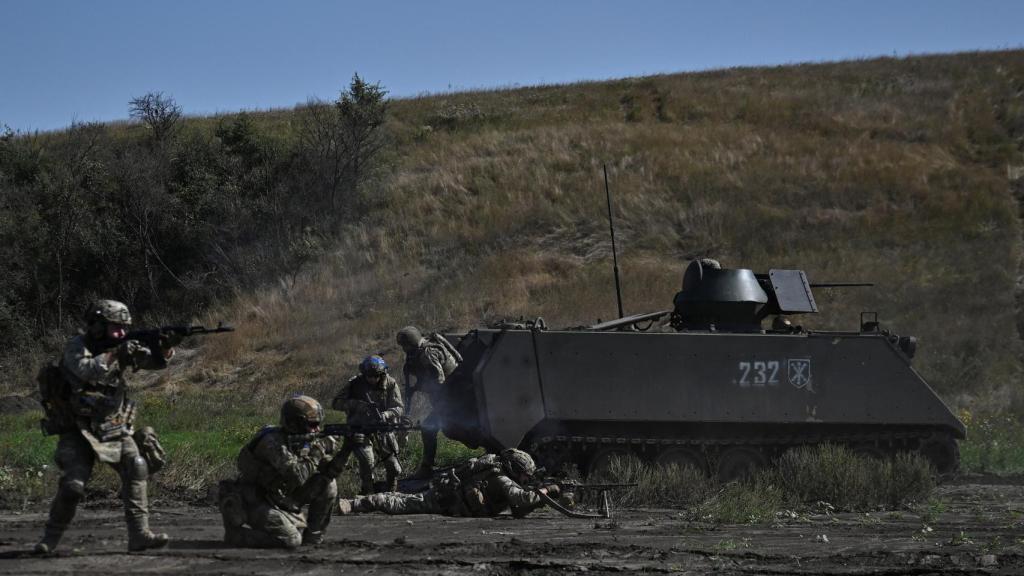 Miembros del servicio ucraniano asisten a ejercicios militares cerca de Bakhmut.