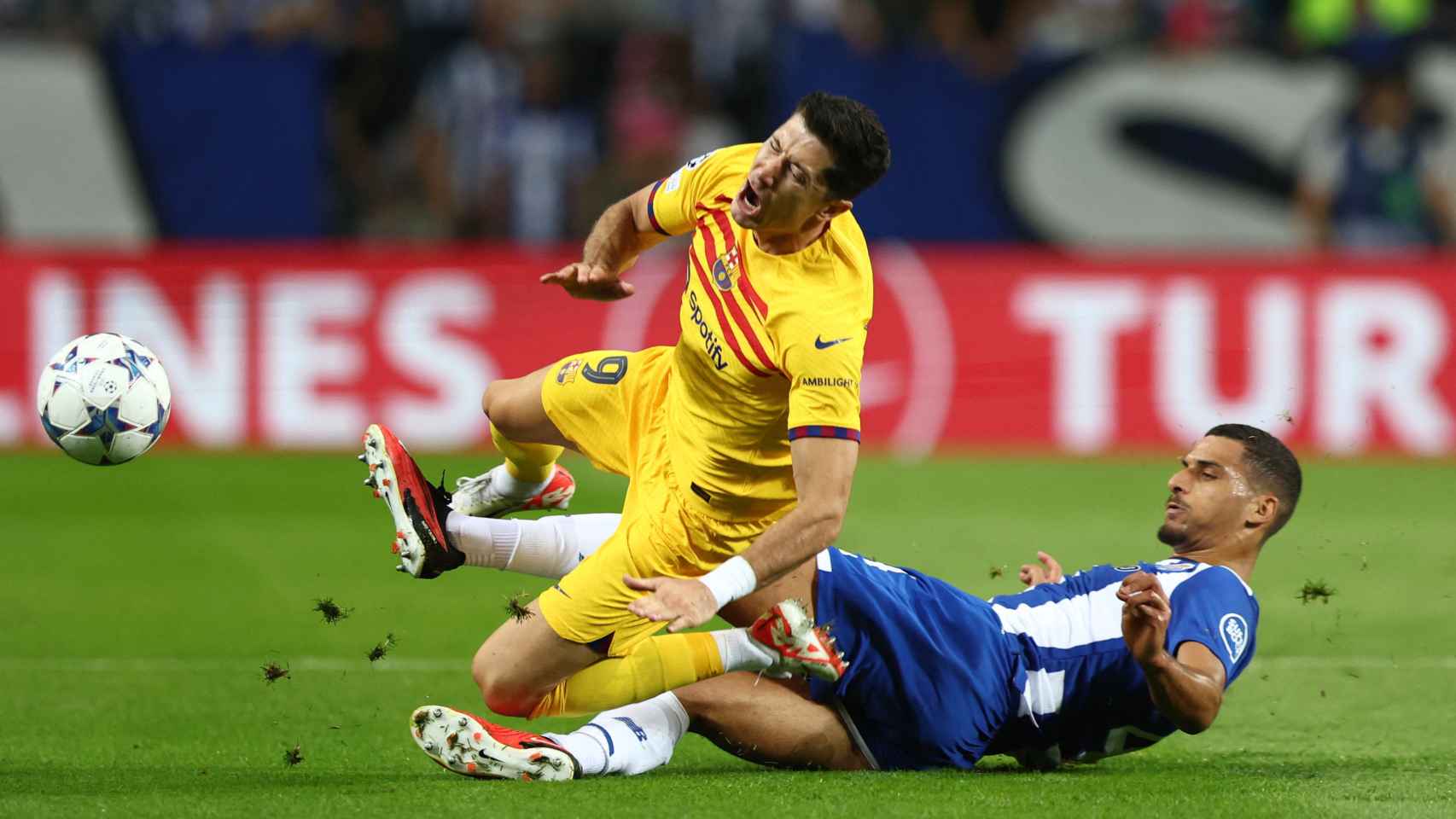 Lewandowski, al suelo en el partido contra el Oporto.
