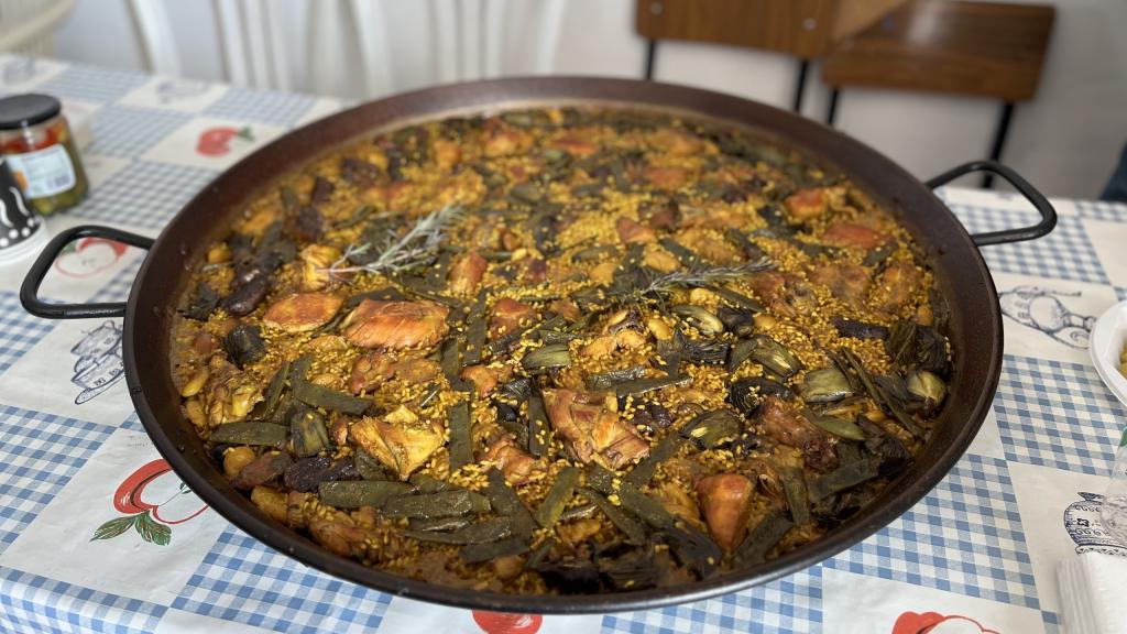 Paella tradicional valenciana cocinada en la Albufera con arroz Molino Roca