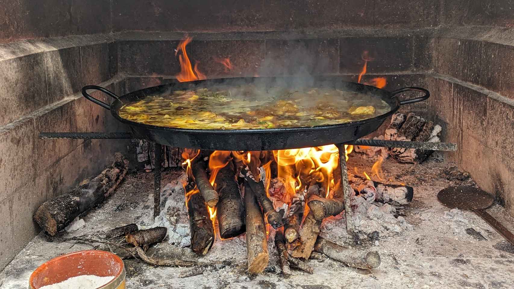 Cocinando un arroz en paella al fuego