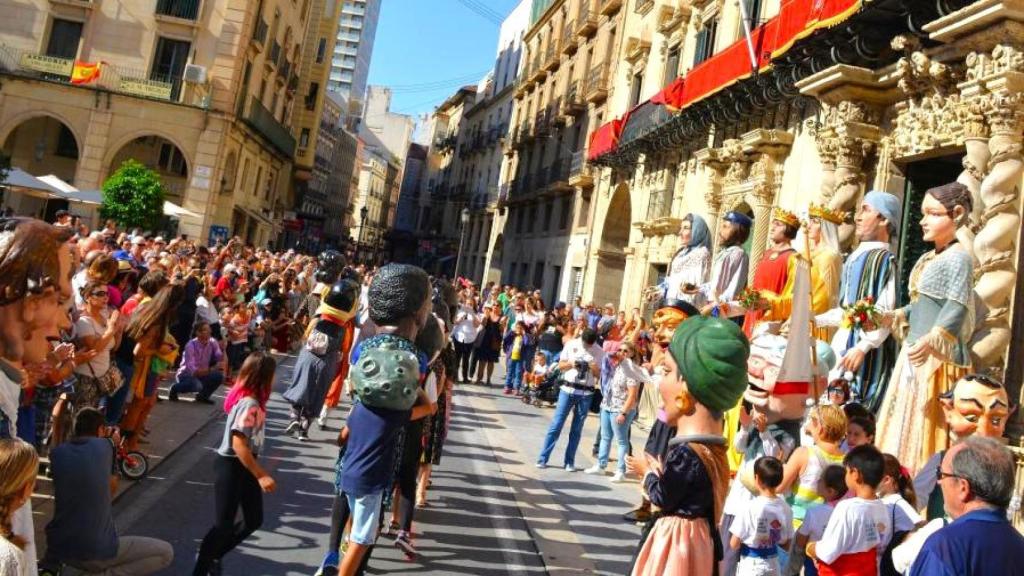 Una de las exhibiciones de Nanos i gegants en la plaza del Ayuntamiento por el 9 d'Octubre.