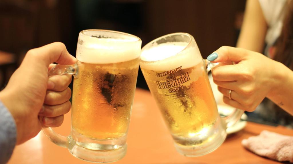 Tanques de cerveza brindando.