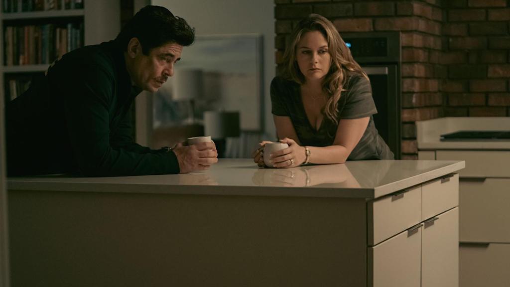 Benicio del Toro y Alicia Silverstone en 'Réptiles'