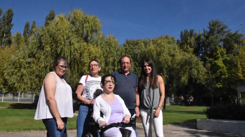 Rocío Molpeceres Olea, en el centro, junto a (de izquierda a derecha): su asistente personal, Henar, su madre, Felicísima, su padre, Andrés, y Alicia Mateos, gerente y trabajadora social de Aspace Valladolid