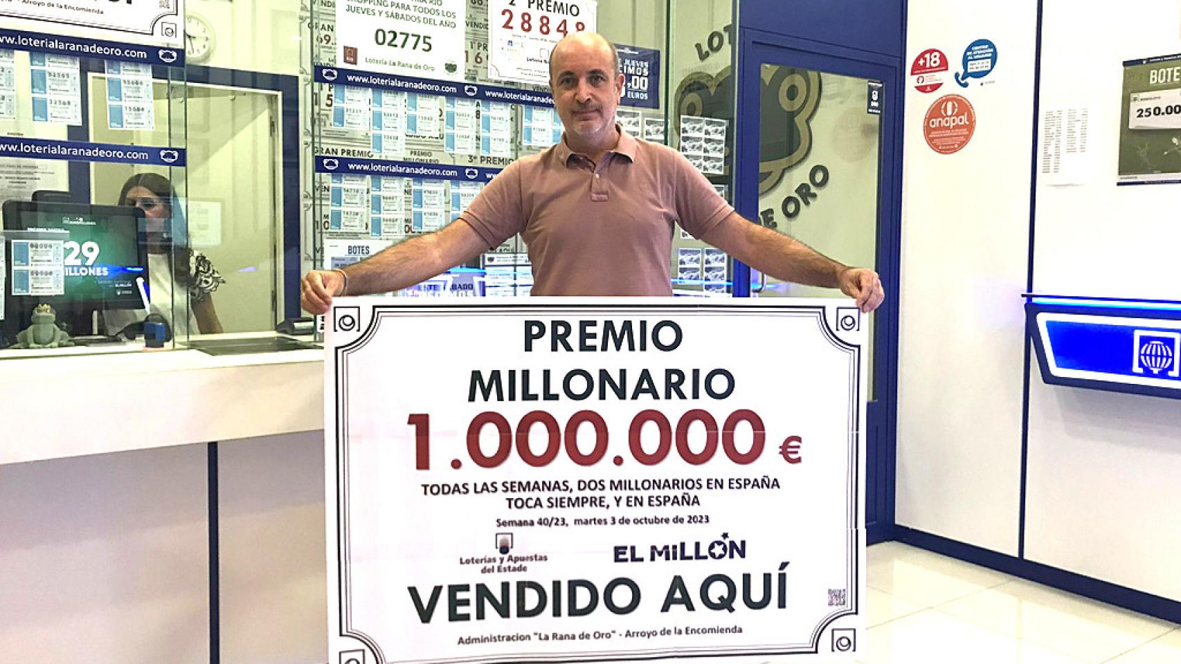 Luis, esta mañana, con el cartel del último premio repartido