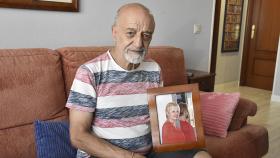 Miguel Ángel, con una foto de Yolanda, atiende en su casa a EL ESPAÑOL de Castilla y León