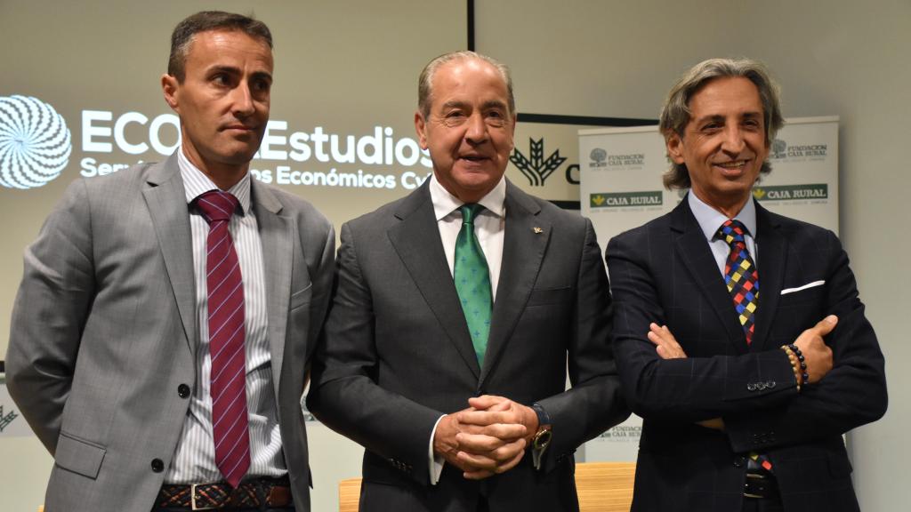 Juan Carlos De Margarida, director de ECOVAEstudios; el director de Caja Rural de Zamora, Cipriano García; y el experto económico del Colegio de Economistas de Valladolid, Palencia y Zamora Raúl Zurrón