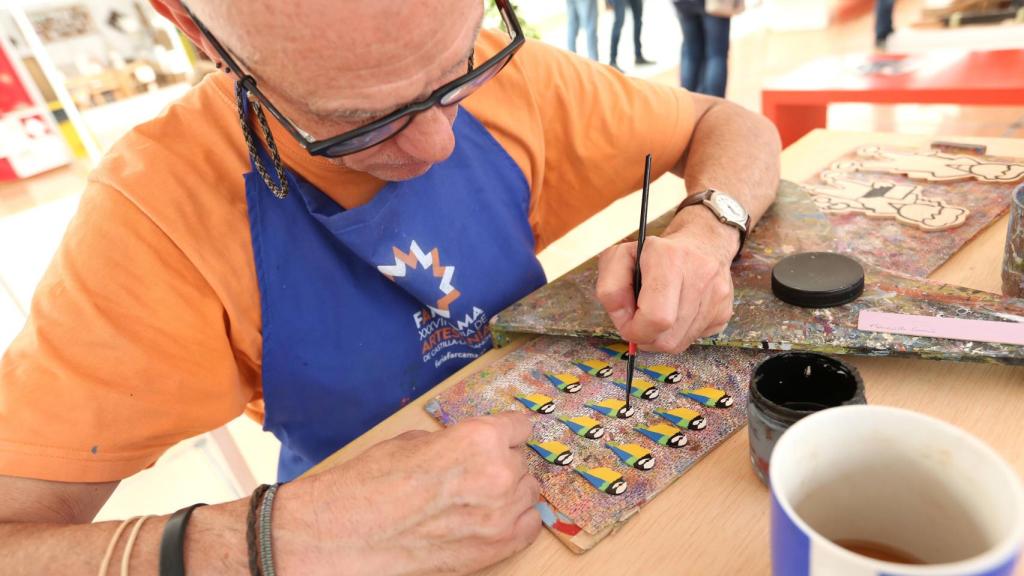 Un artesano trabajando en una edición anterior de Farcama.