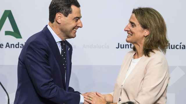 El presidente de la Junta de Andalucía, Juanma Moreno, y la ministra de Teresa Ribera, se saludan en una rueda de prensa en san Telmo.