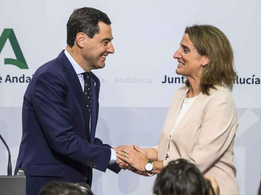El presidente de la Junta de Andalucía, Juanma Moreno, y la ministra de Teresa Ribera, se saludan en una rueda de prensa en San Telmo.