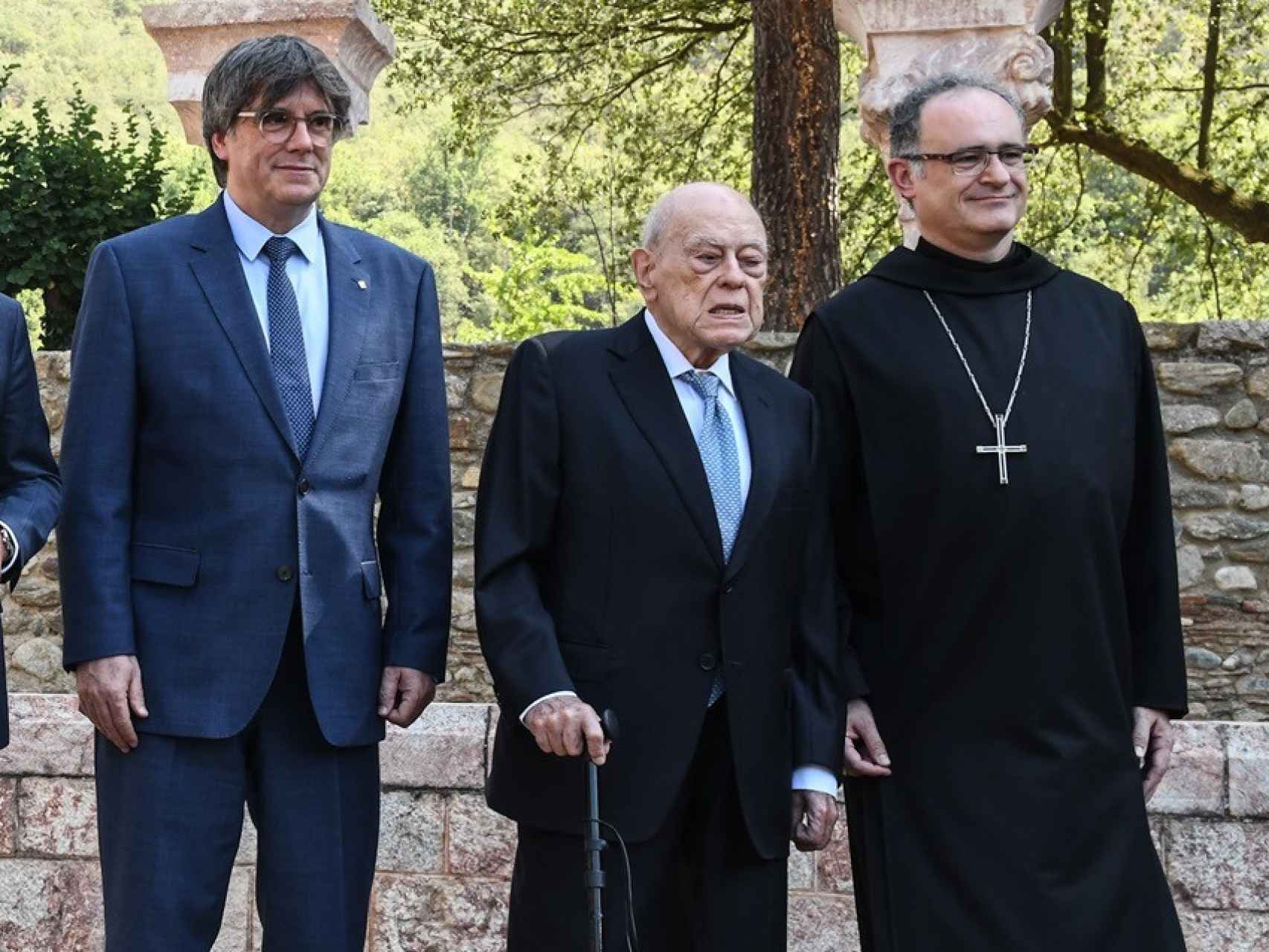 Carles Puigdemont y Jordi Pujol Solei junto al abad de Montserrat, Manel Gasch, el pasado 21 de agosto durante el homenaje al músico Pau Casals celebrado en la Abadía de Sant Miquel de Cuixà, a 21 de agosto de 2023, en Codalet (Francia).