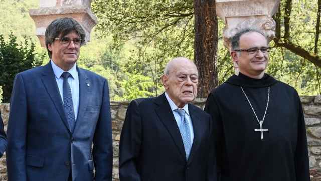 Carles Puigdemont y Jordi Pujol Solei junto al abad de Montserrat, Manel Gasch, el pasado 21 de agosto durante el homenaje al músico Pau Casals celebrado en la Abadía de Sant Miquel de Cuixà, a 21 de agosto de 2023, en Codalet (Francia).