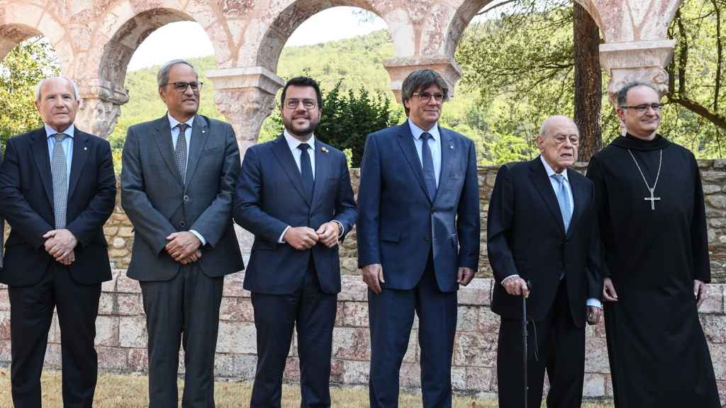 Los expresidentes de la Generalitat Montilla, Torra, Puigdemont y Pujol, con Pere Aragonès en el centro, junto a Manel Gasch, abad de Montserrat, el pasado verano en Codalet (Francia).