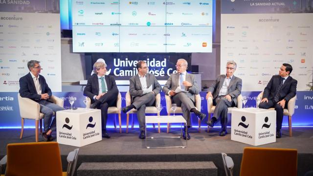 Javier Ochoa, Technology associate director de Accenture Iberia; Manuel Gallardo, director de Data Analytics e Inteligencia Artificial del Grupo Oesía; Alfonso Muñoz, redactor de El Español; Albert Triola, CEO de Oracle en España; Ángel Blanco, director de Sistemas y Transformación Digital de Quirónsalud y Gabriel López, Government Affairs director de Microsoft.